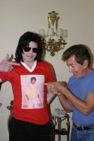 Michael jackson montre son tee shirt a Al le vrai père