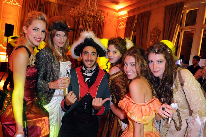 Le Prince Ghnassia et ses courtisanes au Bal des princesses