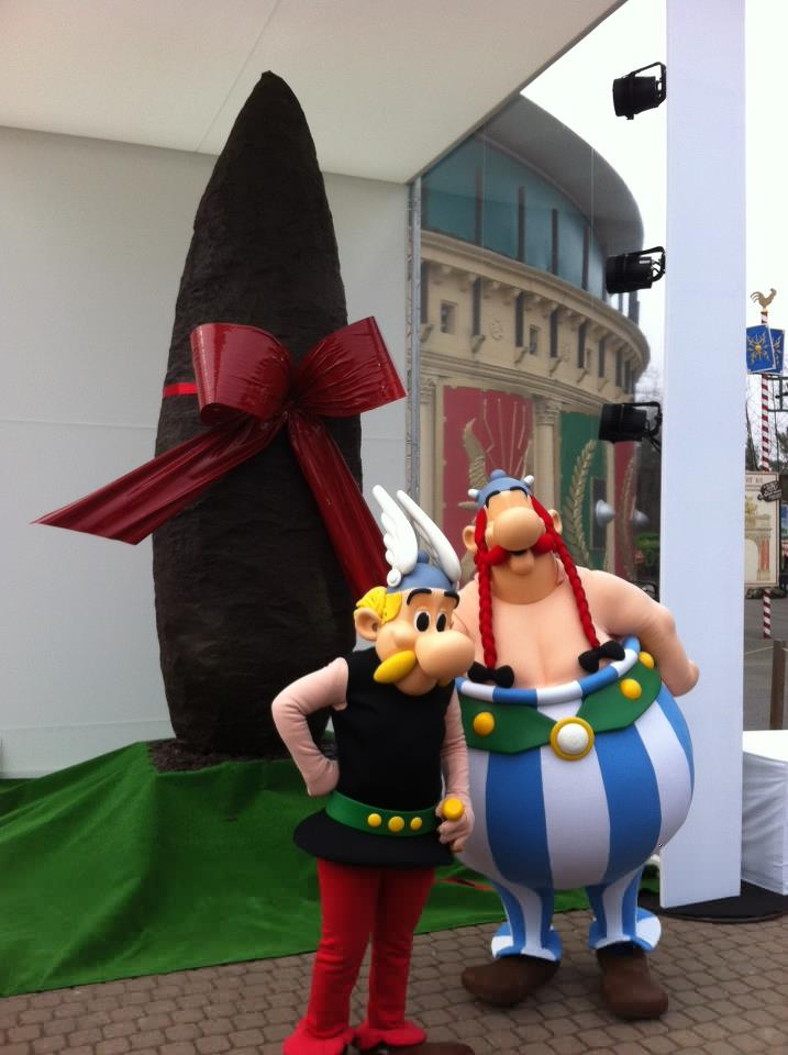 Astérix et Obélix avec un  menhir de 300 kilos -LeBlogreporter