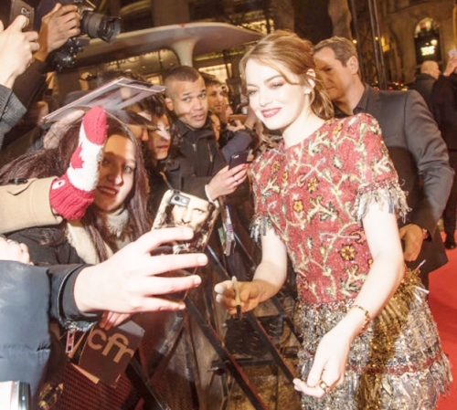 EmmaStone-Premiere-selfie-Lalaland-Paris